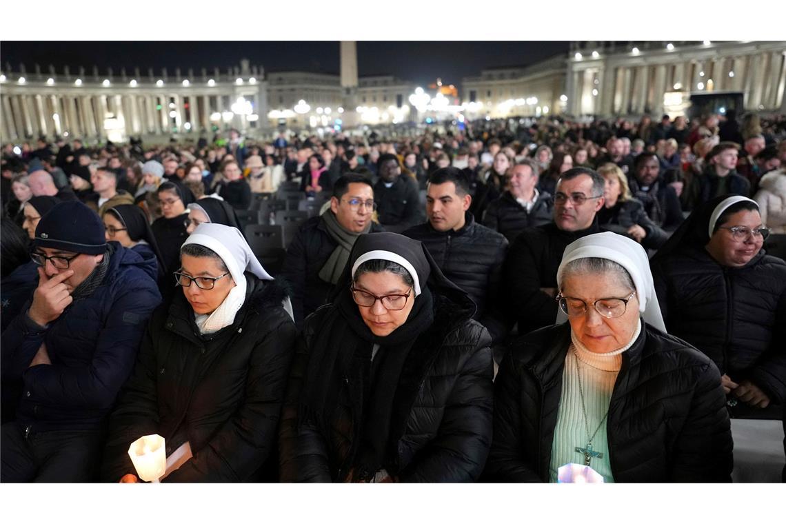 Unter den Gläubigen auf dem Petersplatz, die für Papst Franziskus beteten, waren auch zahlreiche Nonnen.