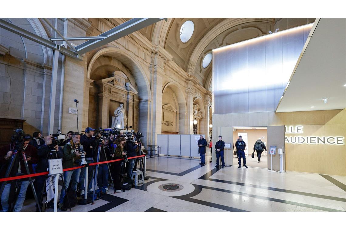 Unter großem Medieninteresse hat in Paris der Prozess um den Mord an dem Lehrer Samuel Paty begonnen.