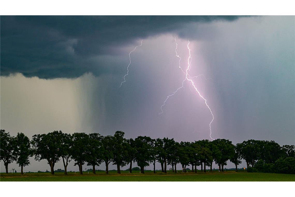 Unwetter toben über Teilen Niedersachsens, ein Blitzschlag trifft eine Famile - zwei Kinder werden lebensgefährlich verletzt. (Symbolbild)