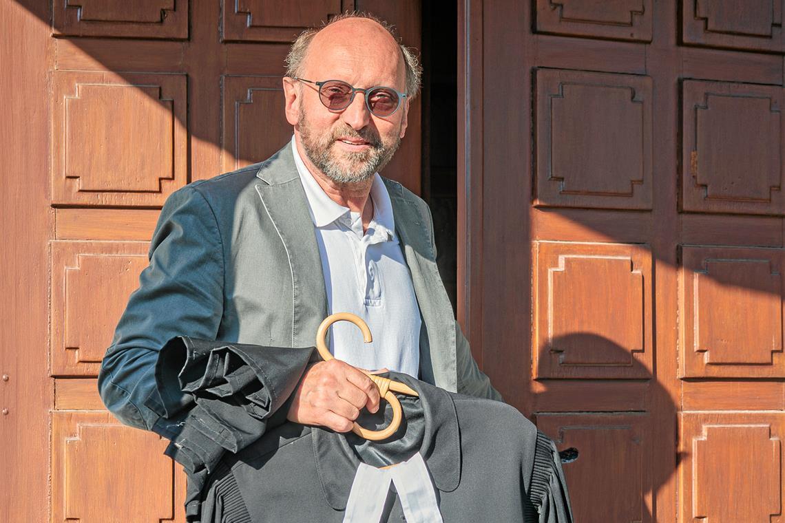 Unzählige Male ist Steffen Kaltenbach durch die Eingangstür der Fornsbacher Kirche gegangen, um den Talar anzulegen. Nun heißt es bald, ihn abzugeben. Fotos: Stefan Bossow