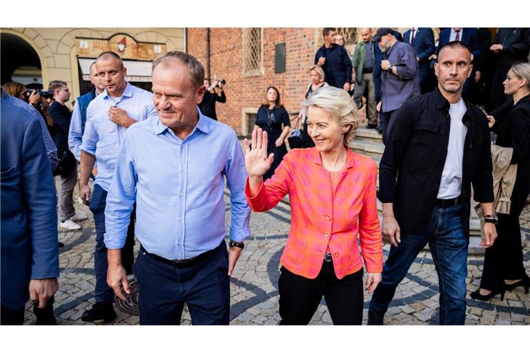 Ursula von der Leyen (CDU), Präsidentin der Europäischen Kommission, und Donald Tusk, Ministerpräsident von Polen, verlassen nach einem Pressestatement das Rathaus von Breslau.