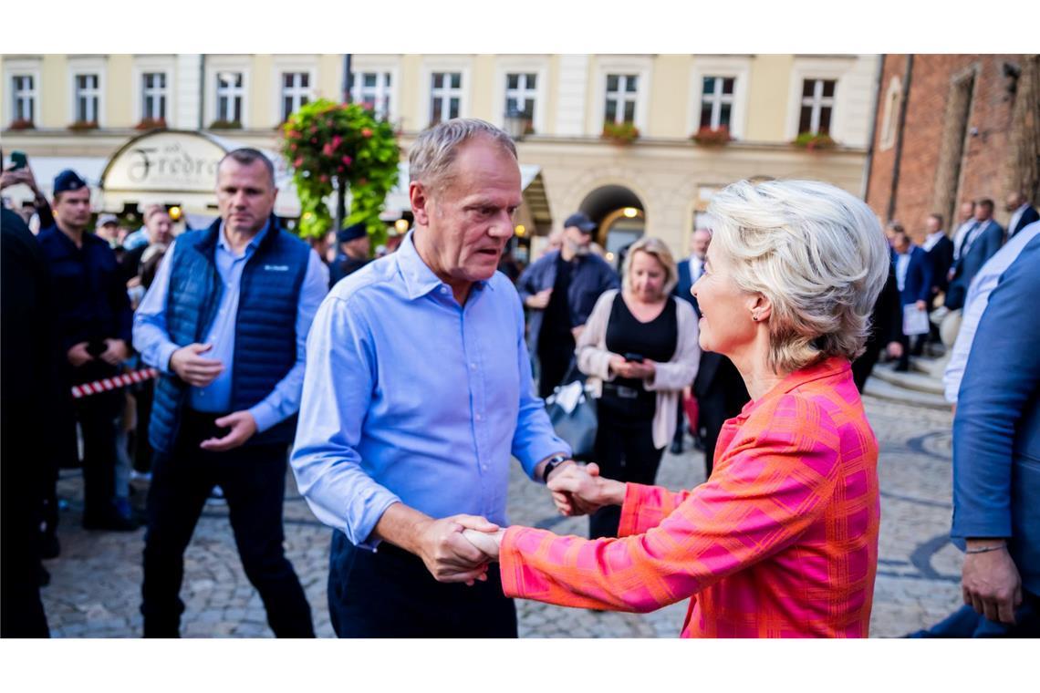 Ursula von der Leyen und Donald Tusk demonstrieren Einigkeit.