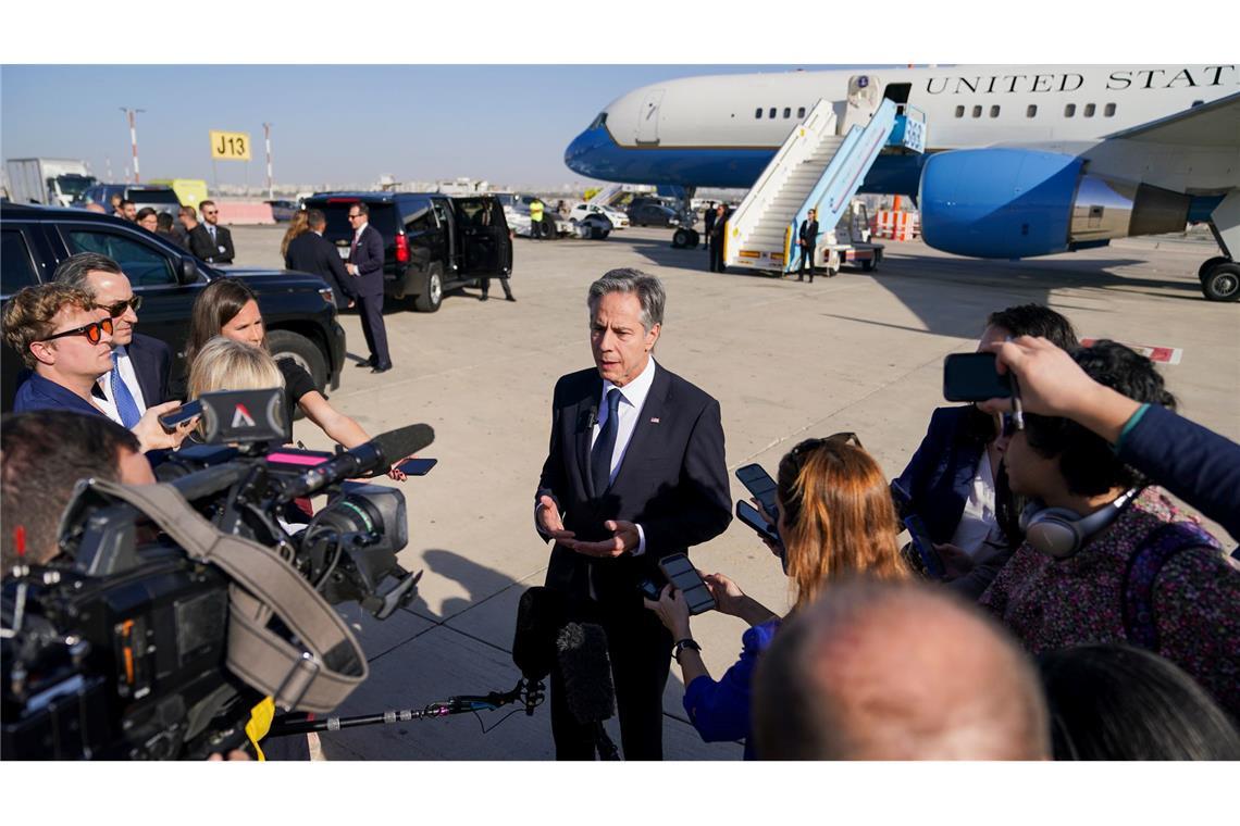 US-Außenminister Blinken spricht zu den Medien in Tel Aviv.