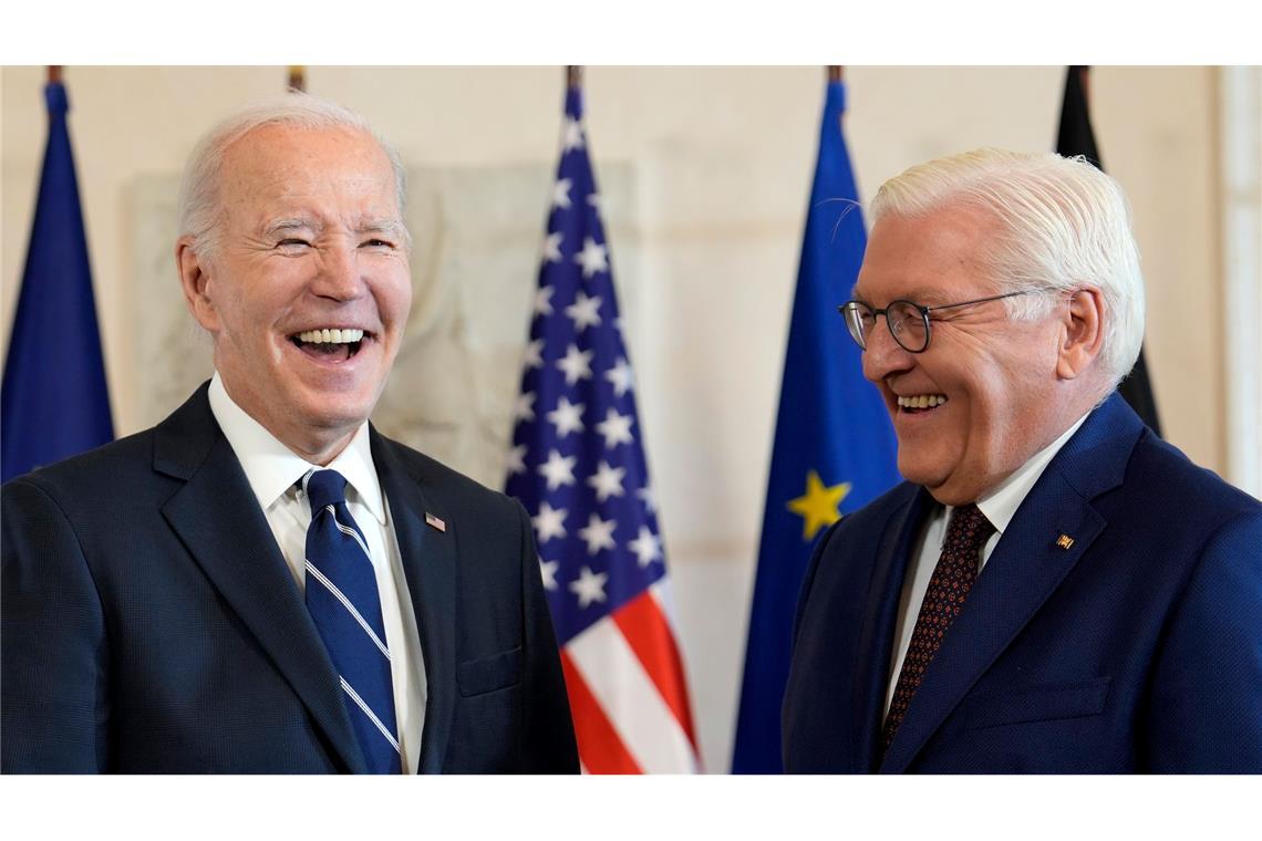 US-Präsident Biden und Bundespräsidenten Steinmeier lachen herzlich im Schloss Bellevue