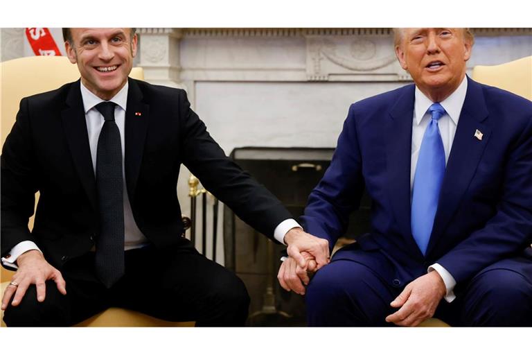 US-Präsident Donald Trump (r) trifft sich mit Frankreichs Präsident Emmanuel Macron im Weißen Haus.