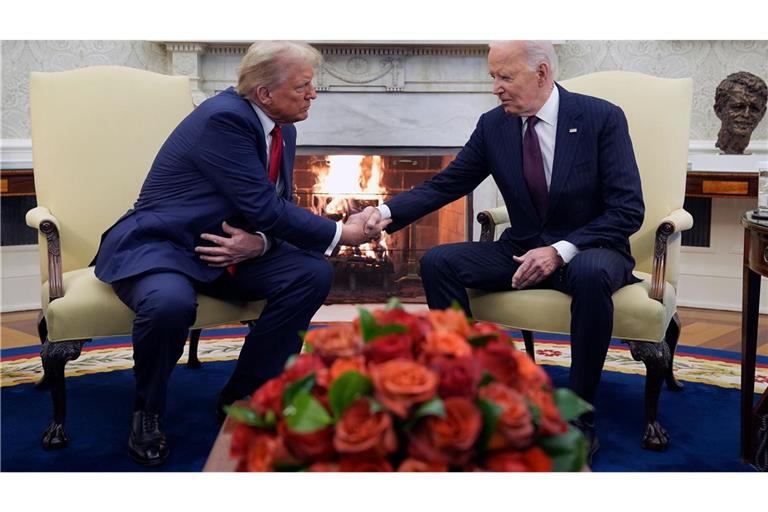 US-Präsident Joe Biden (r) trifft sich mit dem designierten US-Präsidenten Donald Trump im Oval Office im Weißen Haus.