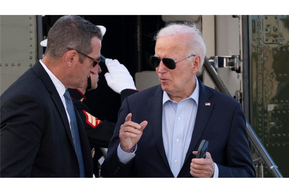 US-Präsident Joe Biden spricht mit einem Agenten vom Secret Service , als er mit dem Hubschrauber auf der Delaware Air National Guard Base in New Castle in Delaware ankommt.