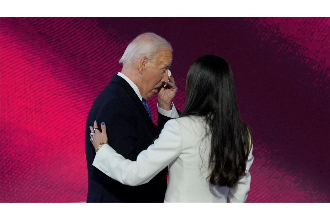 US-Präsident Joe Biden trocknet sich die Augen nach einer emotionalen Umarmung seiner Tochter Ashley bei Parteitag der US-Demokraten.