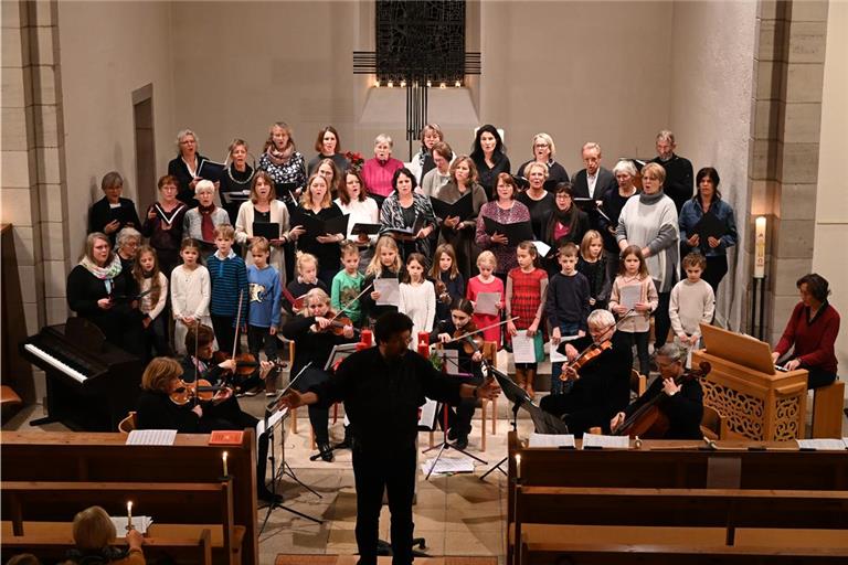 Uwe Matti leitete das Quempassingen in der evangelischen Kirche in Kirchenkirnberg, bei dem sich Musiker, Sänger und das Publikum gemeinsam in Weihnachtsstimmung gesungen haben. Foto: Elisabeth Klaper