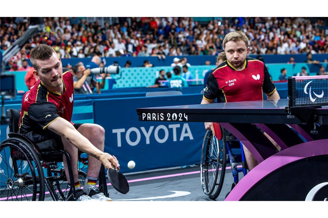 Valentin Baus (r) und Thomas Schmidberger kämpfen im Tischtennis-Doppel um Gold.