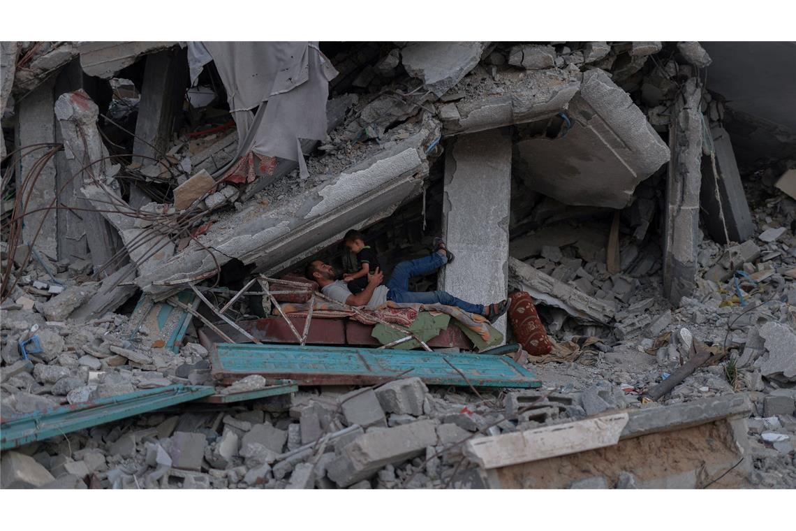 Vater und Sohn - Ein kleines Stück Normalität inmitten von endlosen Trümmern in der Stadt Chan Junis, im Süden des Gazastreifens.