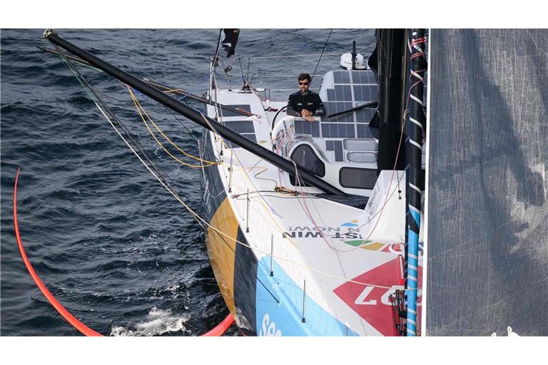 Vendée Globe - Start zur Solo-Weltumsegelung. Der deutsche Skipper Boris Herrmann segelt mit seinem Imoca 60 Einrumpfboot "Malizia - SeaExplorer" vor der französischen Küste.