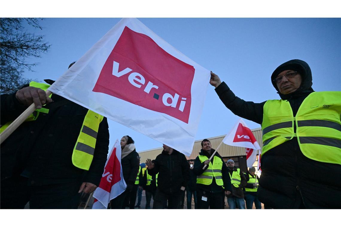 Verdi fordert zu weiteren Warnstreiks am kommenden Dienstag auf. (Archivbild)