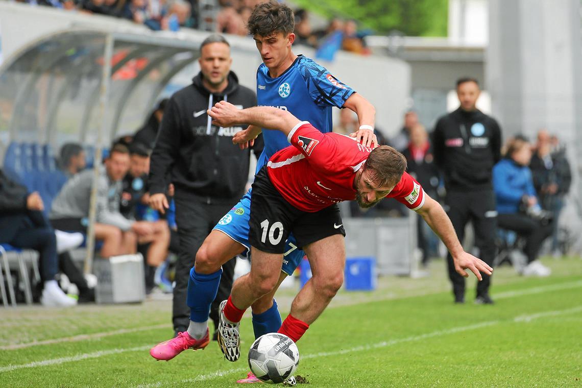 Vergangene Saison war Konrad Riehle im Trikot der Stuttgarter Kickers noch gegen Hakan Kutlu und Großaspach am Ball. Künftig ist der gebürtige Tübinger für die SG Sonnenhof im Einsatz – zumindest bis zum Saisonende. Foto: Baumann