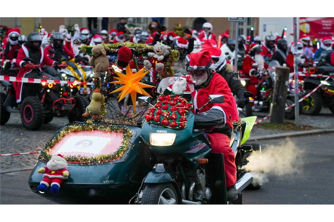 Verkleidete Motorradfahrer starten während der Berliner Christmas Biketour.