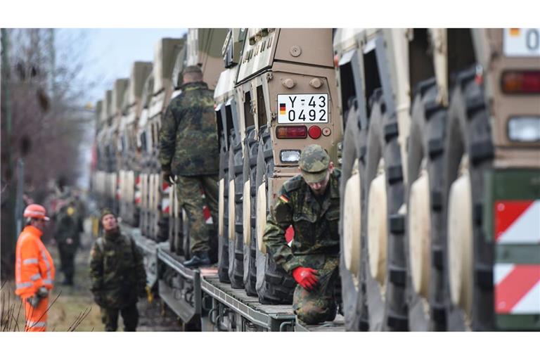 Verladung von Bundeswehr-Fahrzeugen in Immendingen.