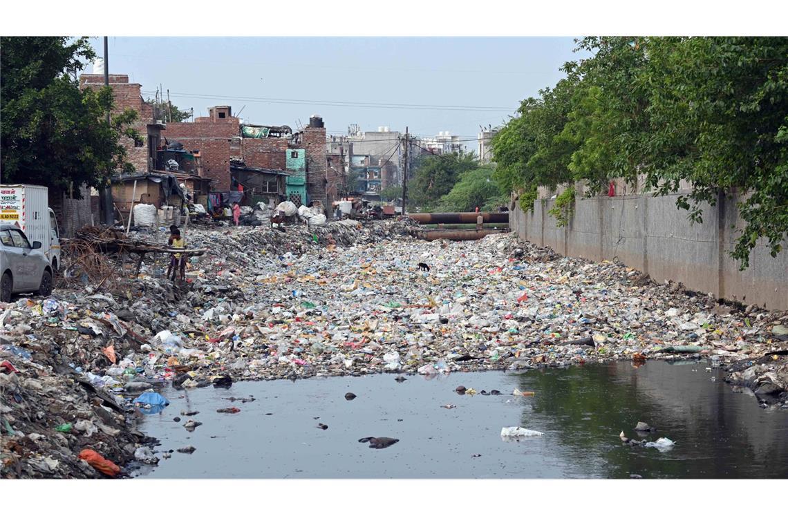 Vermüllter Fluss in Khaidrabad Village in der indischen Hauptstadt Neu-Delhi.