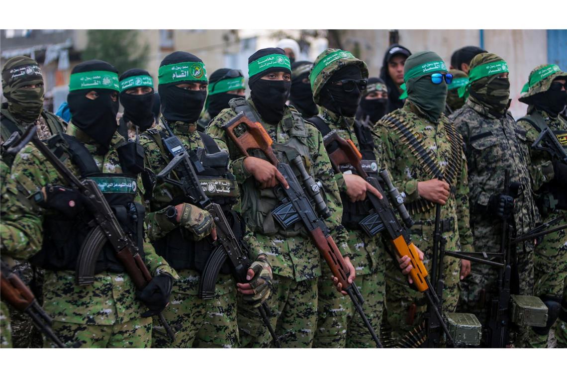 Vermummte und bewaffnete Mitglieder der Terrororganisation Hamas.