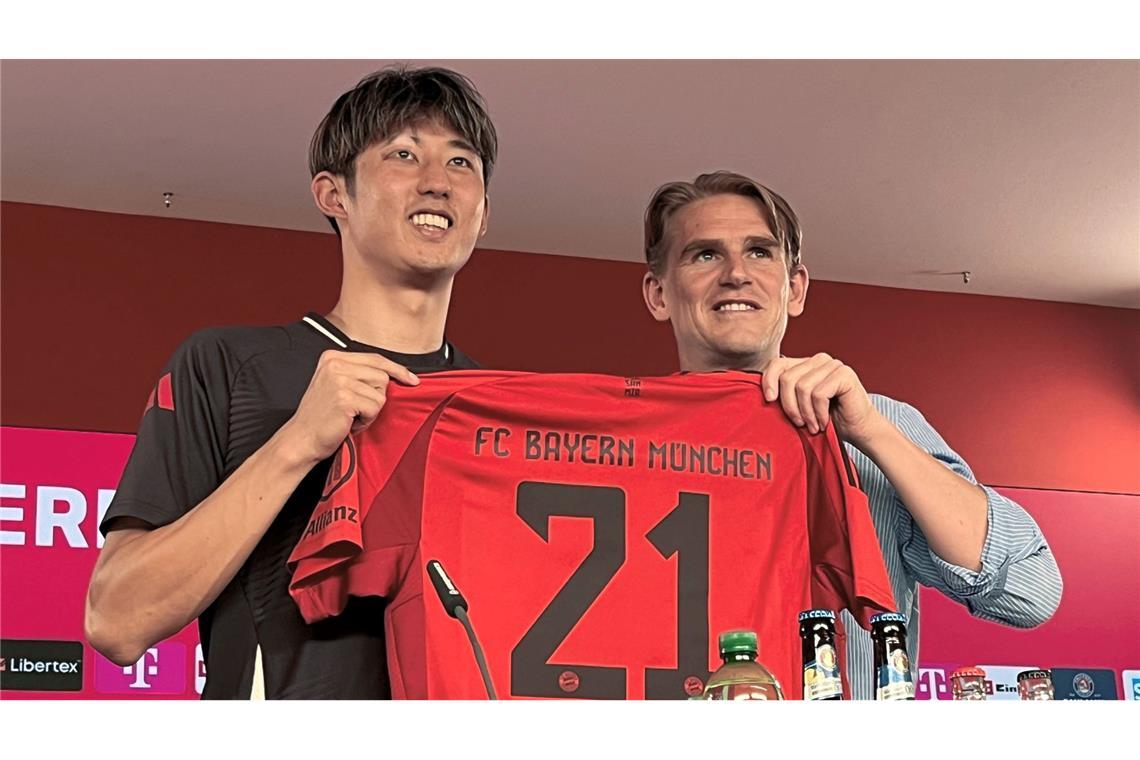 Verstärkung: Hiroki Ito (l), Neuzugang des FC Bayern München, und Münchens Sportdirektor Christoph Freund halten während seiner Präsentation Itos neues Trikot