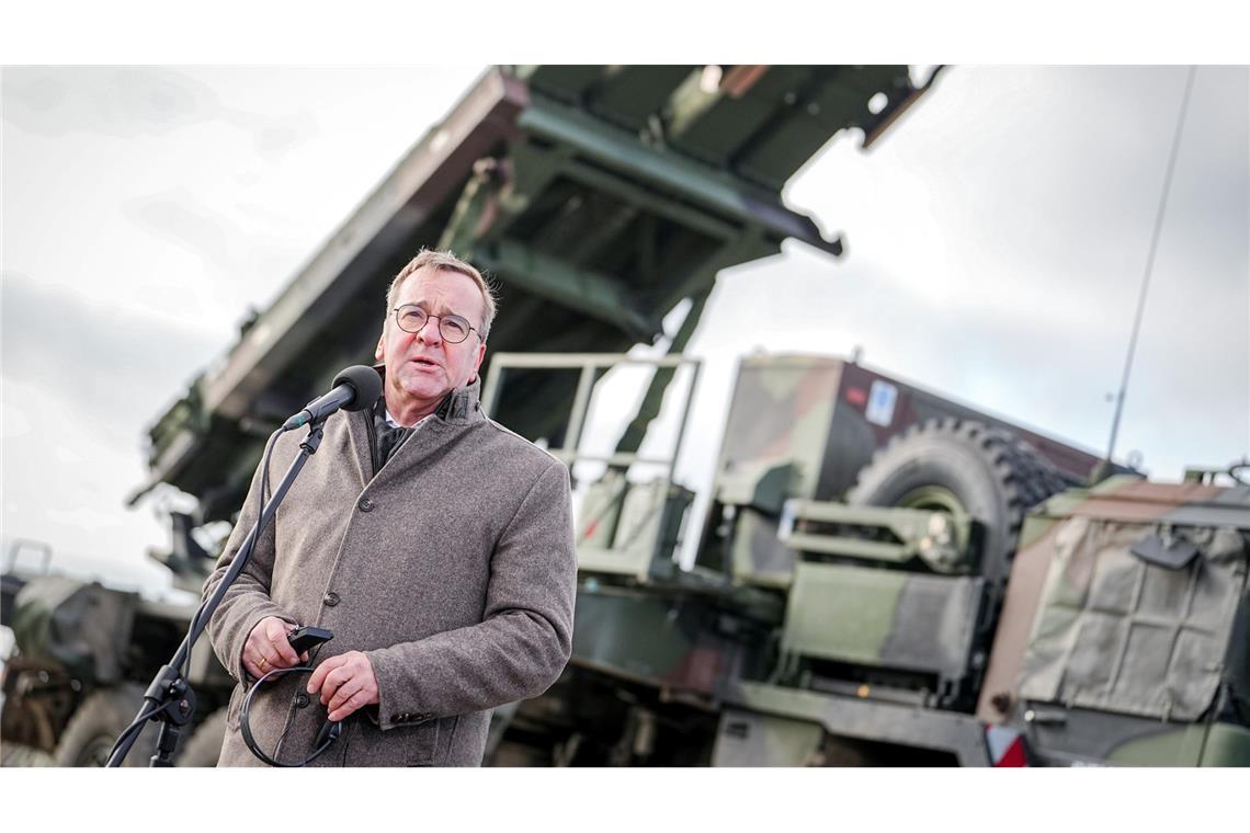 Verteidigungsminister Boris Pistorius vor den Patriot-Flugabwehrsystemen der Bundeswehr, die im polnischen Rzeszow stationiert sind. (Foto aktuell)