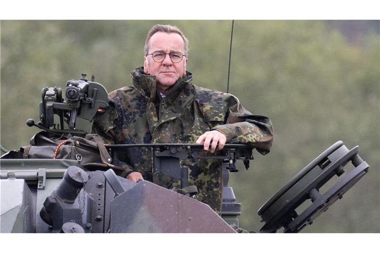 Verteidigungsminister Pistorius fährt beim Besuch der Artillerieschule der Bundeswehr auf einer Panzerhaubitze 2000