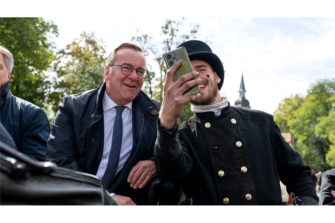 Verteidigungsminister Pistorius macht Selfies mit einem Darsteller des Festumzugs des Oldenburger Kramermarkts. Pistorius kam mit einem Besuch in Oldenburg seiner Pflicht als Grünkohlkönig nach.