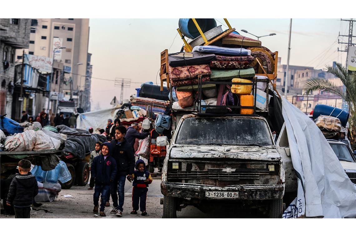 Vertriebene in Gaza hoffen auf Heimkehr – Warten am blockierten Korridor