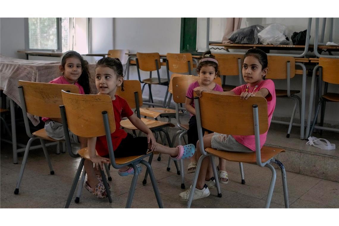 Vertriebene libanesische Kinder sitzen in einem Klassenzimmer.