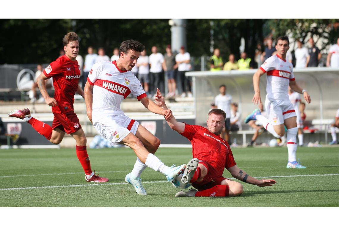 VfB-Profi Leonhard Münst (beim Schuss) kurz vor seinem Treffer zum 3:0 – der Lauterer Jean Zimmer ist am Ende machtlos.