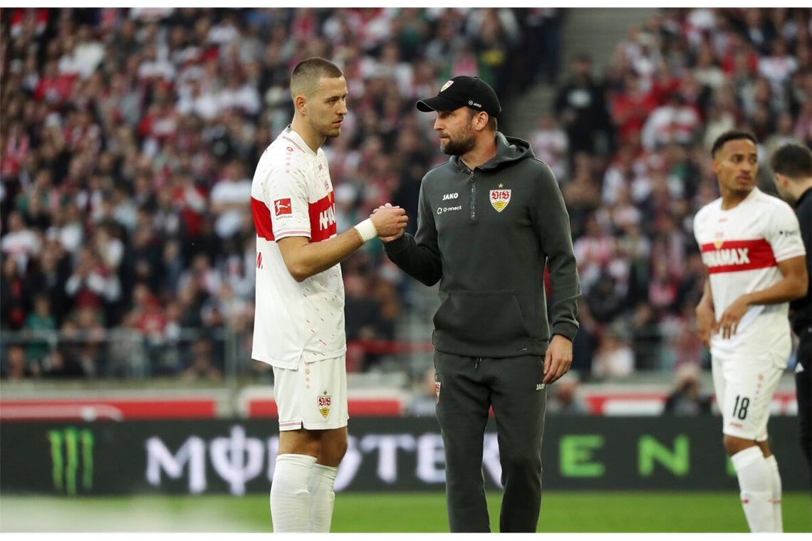 VfB-Trainer Sebastian Hoeneß (re.) hätte gerne auch in dieser Saison mit seinem Ex-Kapitän Waldemar Anton weiter gearbeitet.