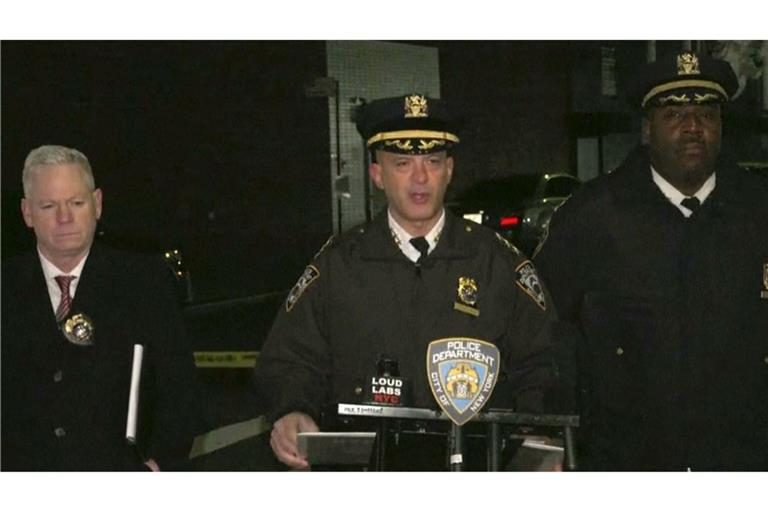 Videostandbild des New York Police Departments: Chief of Patrol Philip Rivera (M) spricht vor Journalisten  einen Tag nach einer Schießerei vor einem Nachtclub in Queens.