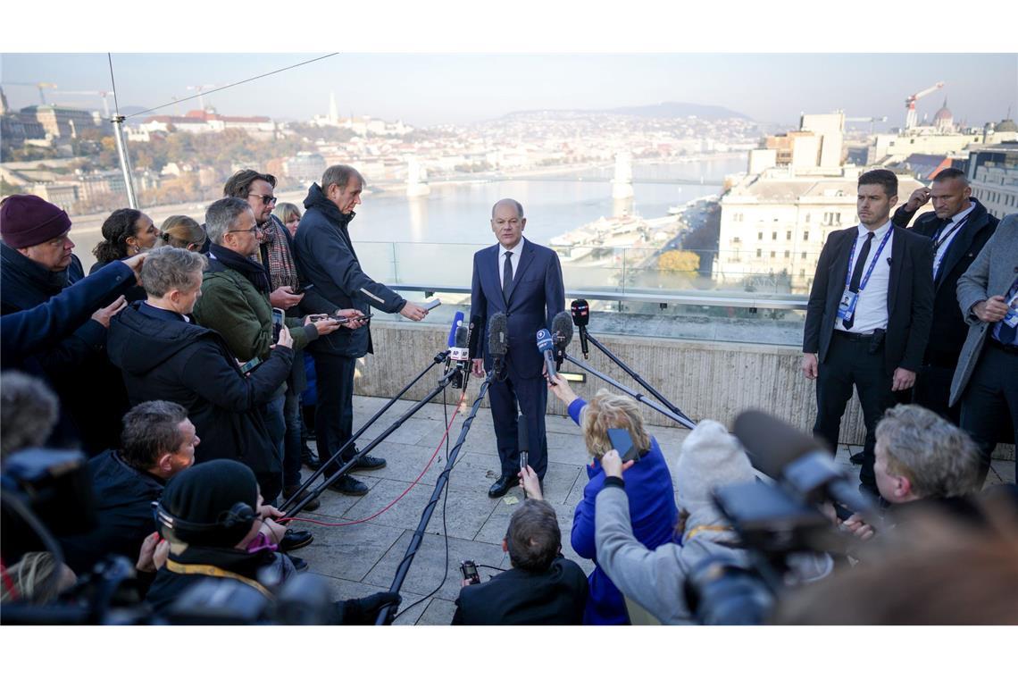 Viel Aufmerksamkeit für die Regierungskrise in Deutschland: Journalisten befragen zu Beginn eines Treffens des Europäischen Rates in der ungarischen Hauptstadt Budapest Bundeskanzler Scholz.