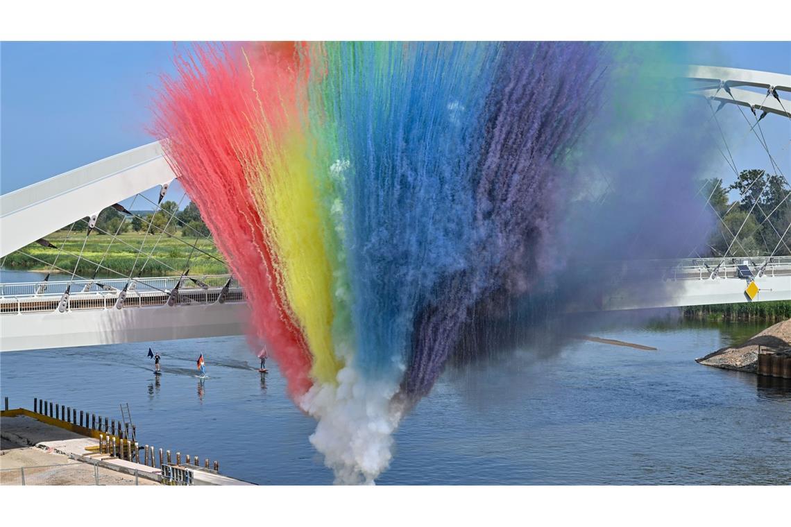 Viel bunte Pyrotechnik markiert die Einweihung einer neuen Bahnbrücke über den Grenzfluss Oder.