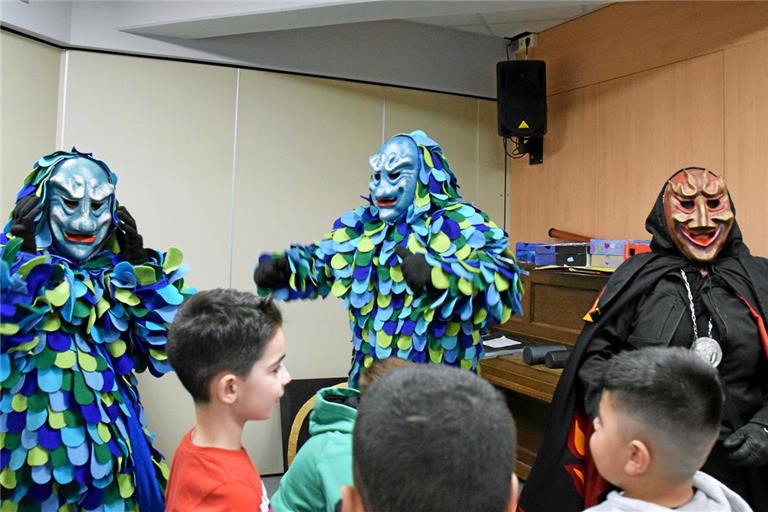 Viel Freude bei ihrem Besuch in der Murrhardter Bodelschwinghschule haben nicht nur die Narren der Murreder Henderwäldler, sondern auch die Kinder. Foto: Elisabeth Klaper