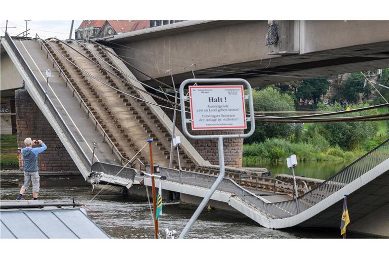 Viel Glück hatten Fahrgäste und Fahrer in Dresden - über die Brücke fuhren viele Straßenbahnen.