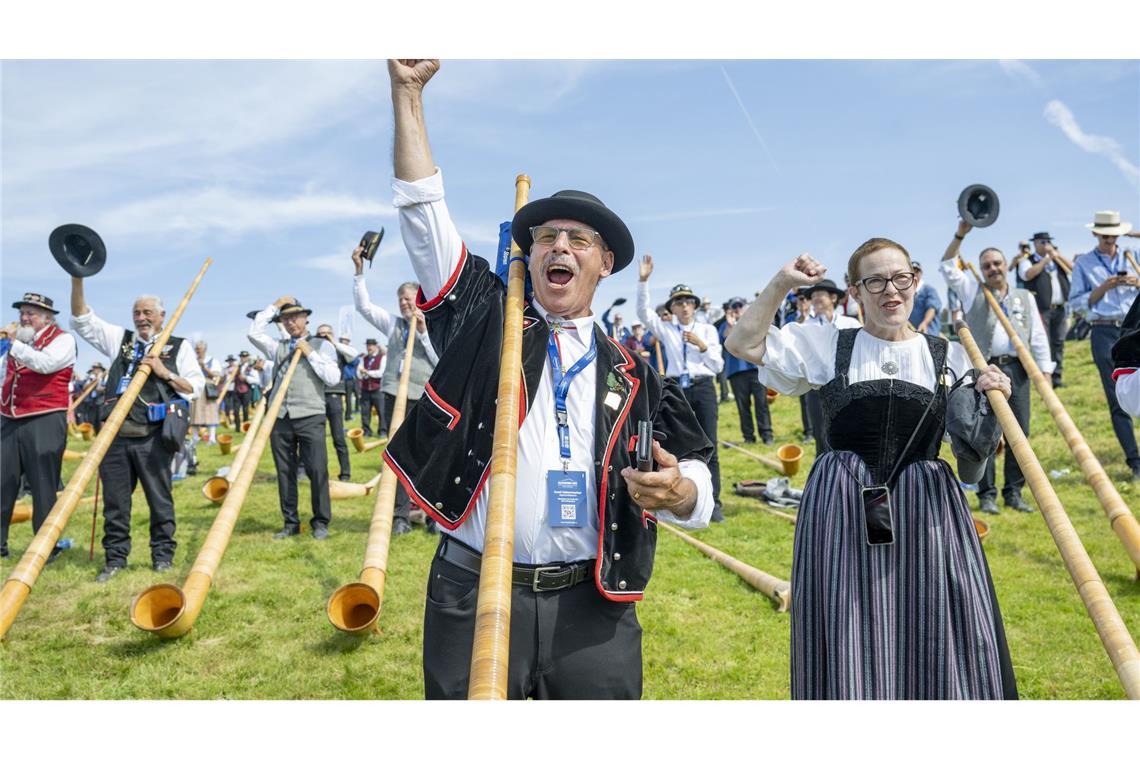 Viele der Bläserinnen und Bläser waren in traditionellen Kostümen gekommen.