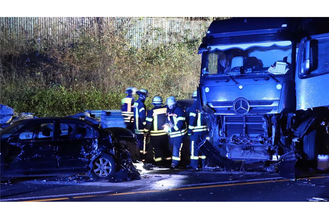 Viele Feuerwehrleute sind nach einer Lkw-Chaosfahrt im Einsatz.