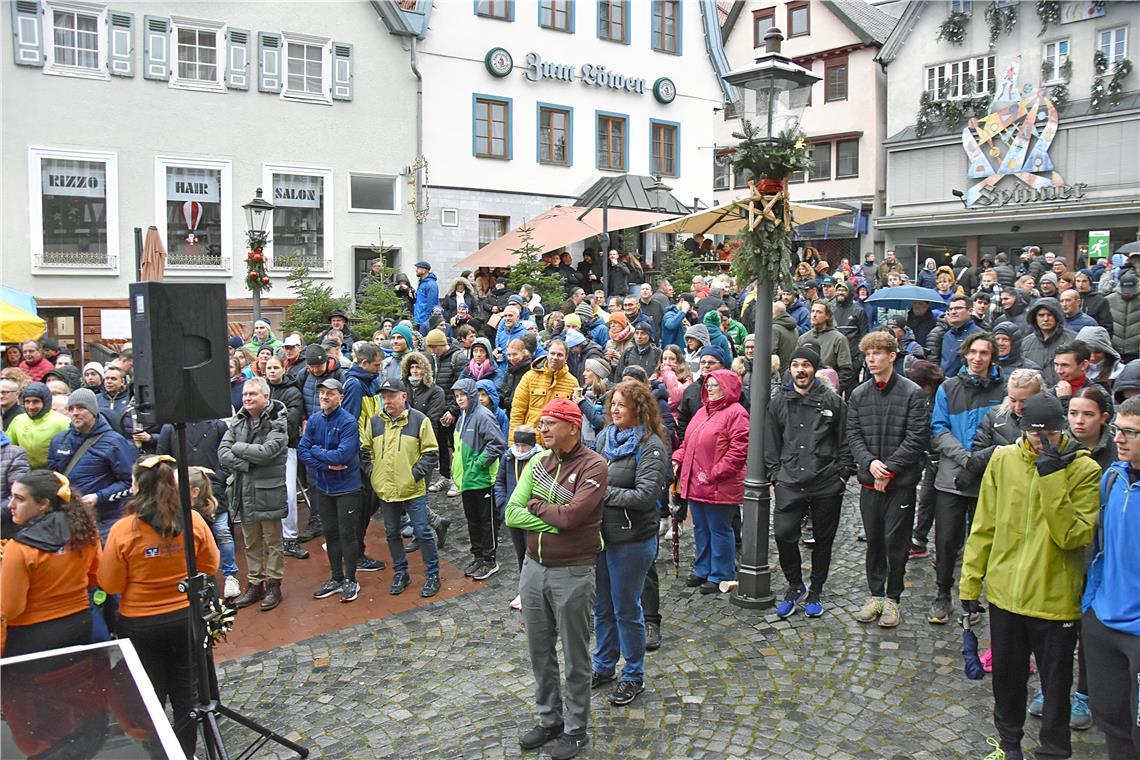 Viele Gäste bleiben noch bis zur Siegerehrung vor dem Rathaus.