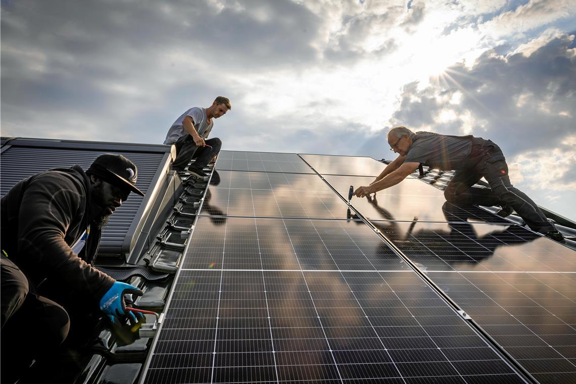 Viele Menschen installieren Solaranlagen auf ihren Dächern. Archivfoto: Alexander Bercher