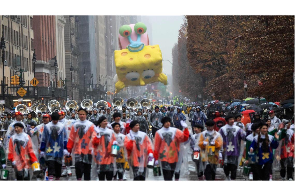 Viele Menschen laufen trotz des schlechten Wetters bei der Thanksgiving-Parade mit.