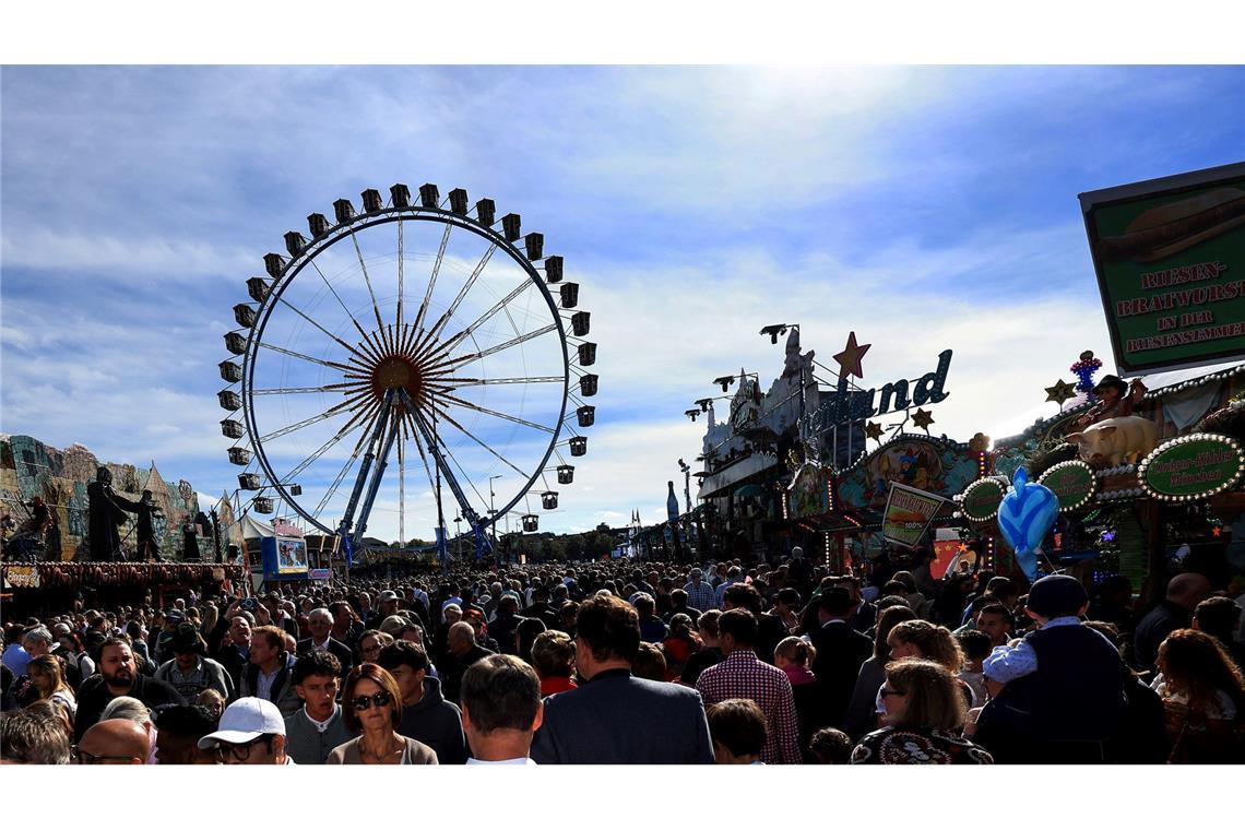 Viele nutzen den letzten Wiesn-Tag zum Besuch.