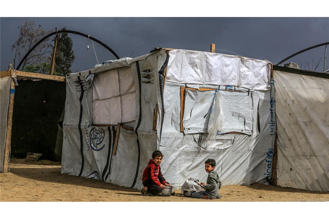 Viele Palästinenser leben im Gazastreifen in Zelten, die kaum Schutz gegen Kälte bieten. (Archivbild)