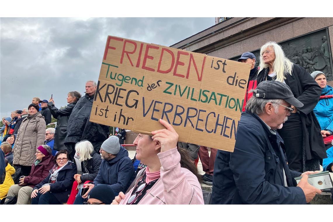 Viele Teilnehmer der Demonstration in Berlin, zu der das Bündnis "Nie wieder Krieg" aufgerufen hatte, hatten ihre eigenen Plakate mitgebracht.