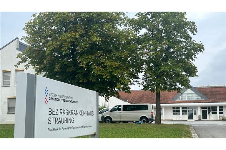 Vier Männer sind am Samstagabend im niederbayerischen Straubing aus einer geschlossenen Klinik entflohen. Laut Polizei laufen umfangreiche Fahndungsmaßnahmen.