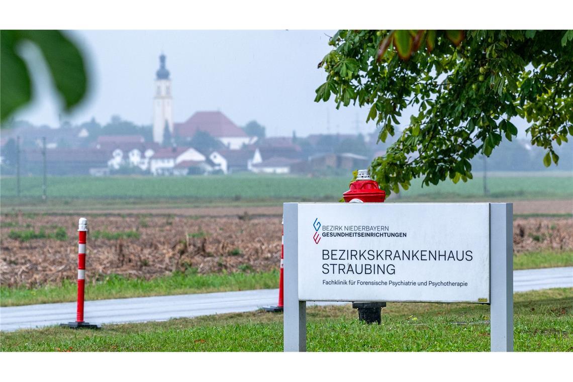 Vier Männer sind am Samstagabend im niederbayerischen Straubing aus einer geschlossenen Klinik entflohen.