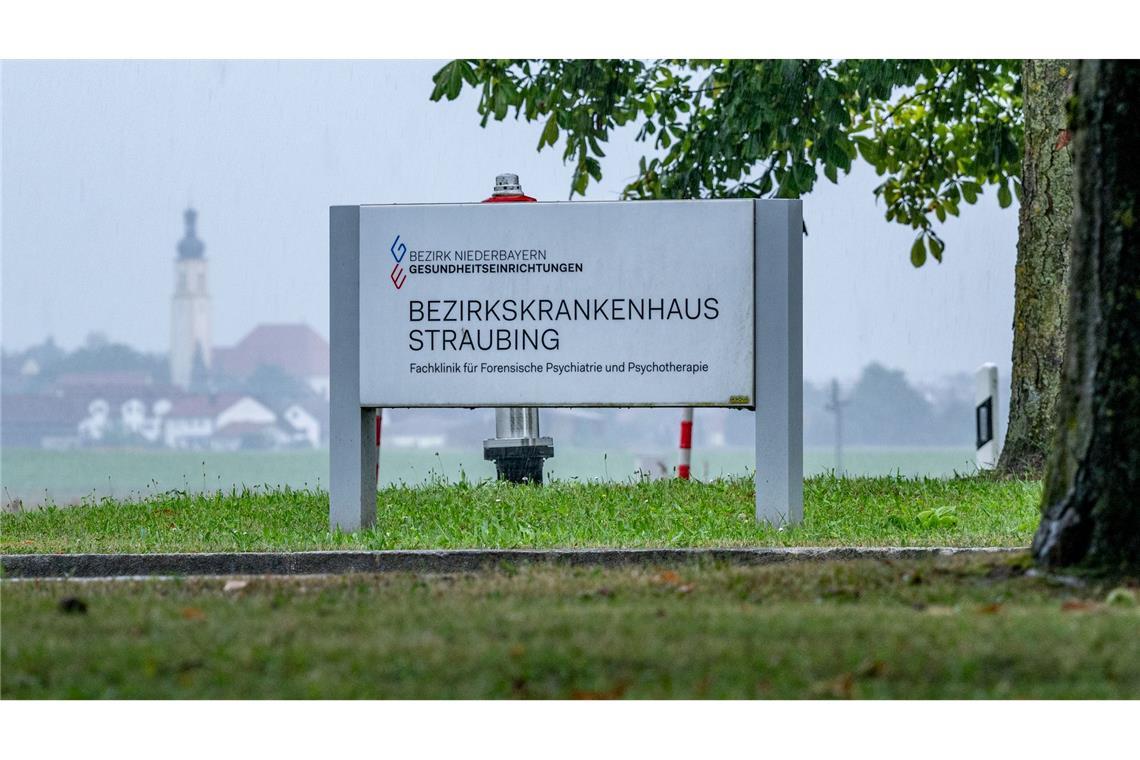 Vier Männer sind am Samstagabend im niederbayerischen Straubing aus einer geschlossenen Klinik entflohen.