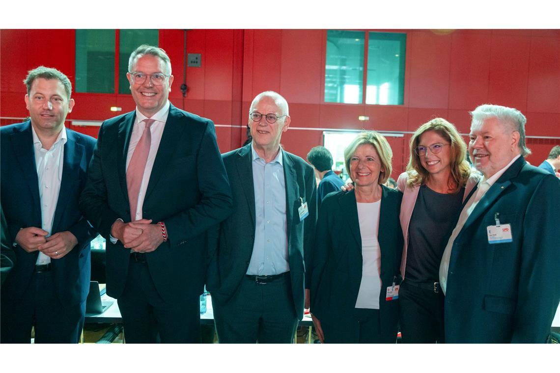 Vier Ministerpräsidenten aus Rheinland-Pfalz treffen sich beim Landesparteitag der SPD - mit dem Parteichef Lars Klingbeil (l) und der neuen rheinland-pfälzischen SPD-Chefin Sabine Bätzing-Lichtenthäler (2. von r). Außerdem Ministerpräsident Alexander Schweitzer, Rudolf Scharping, Malu Dreyer und Kurt Beck (von l nach r)