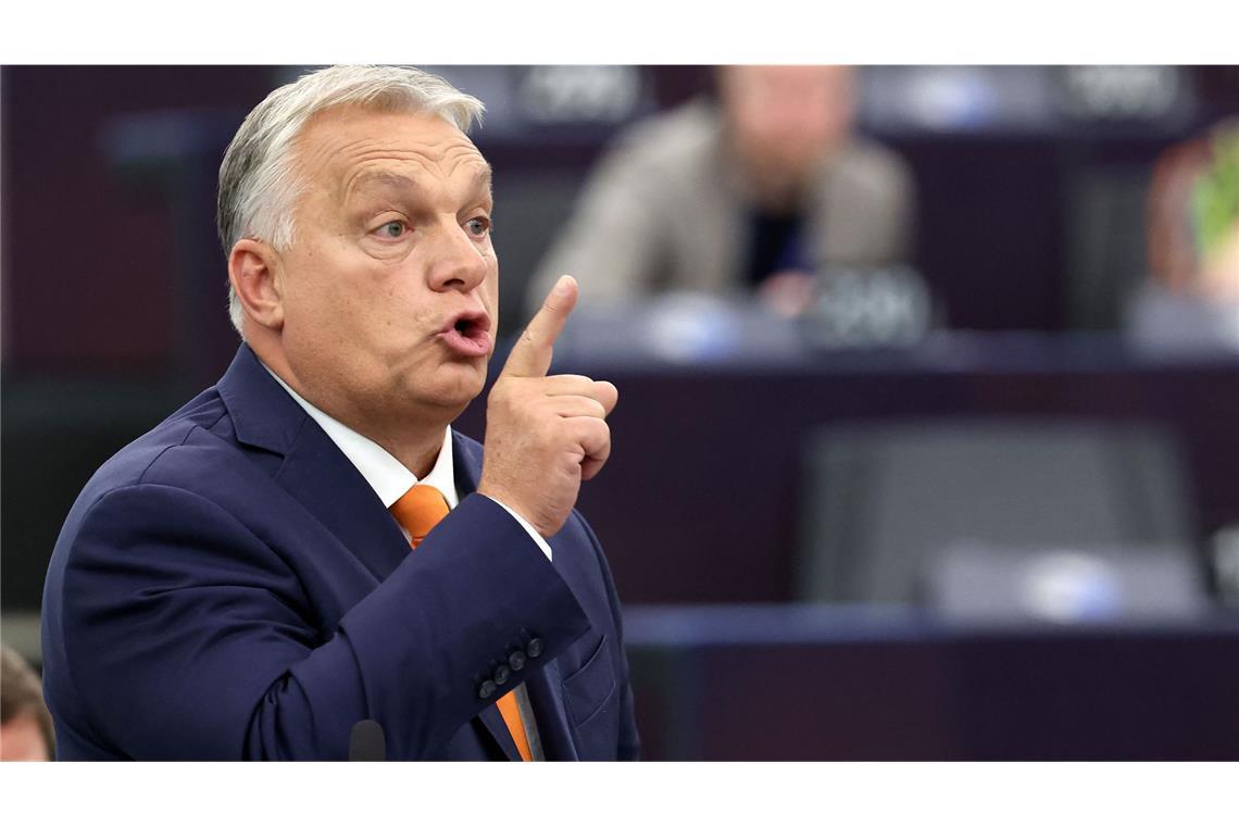 Viktor Orban muss sich im EU-Parlament gegen die  Vorwürfe der Abgeordneten wehten – das tut er auch mit Schlägen unter die Gürtellinie.