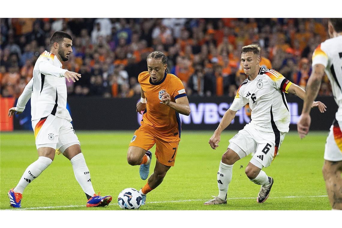 V.l.n.r. Deniz Undav (Deutschland), Xavi Simons (Niederlande), Joshua Kimmich (Deutschland) während des Spiels der UEFA Nations League zwischen den Niederlanden und Deutschland in der Johan Cruyff Arena.