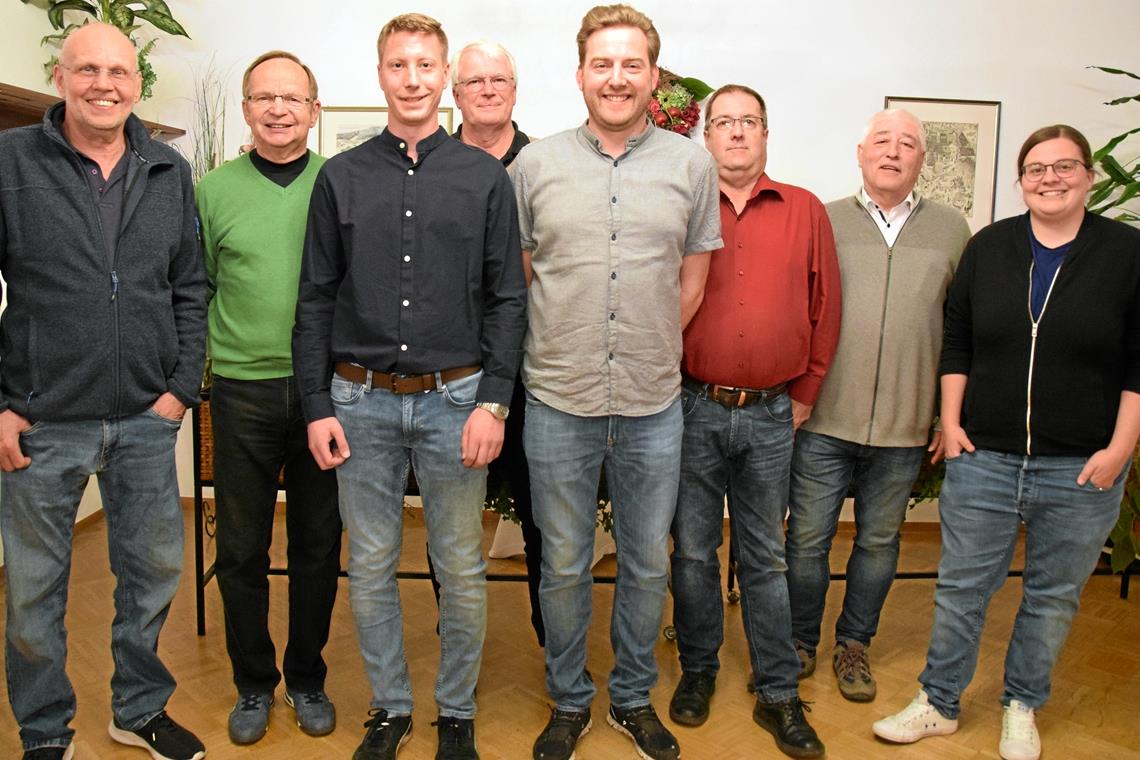 Volker Altherr, Franz Hubert, Dominik Schock, Ulrich Schock, Johannes Wacker, Uli Hahn, Mario Brenner und Janine Frank (von links) bilden das neue Vorstandsteam des Sportclubs Fornsbach. Foto: E. Klaper